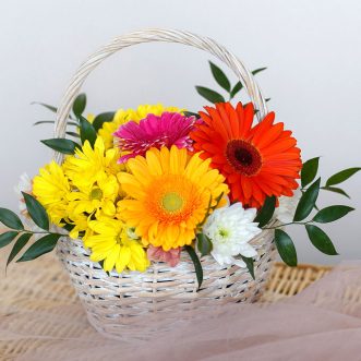 Корзина цветов из гербер и хризантем