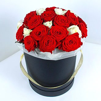 Красные и белые розы в коробке