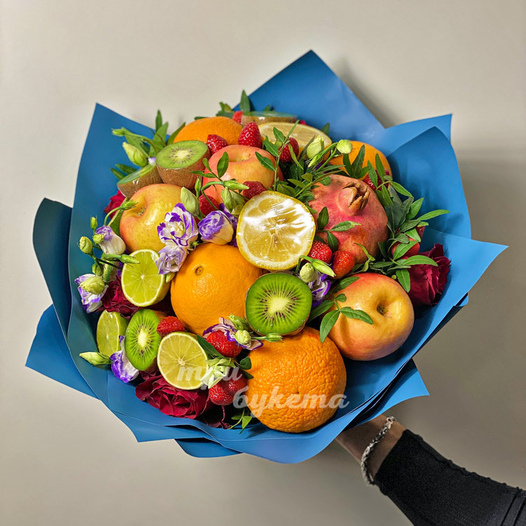 Фруктовый букет с цветами (вид сверху)