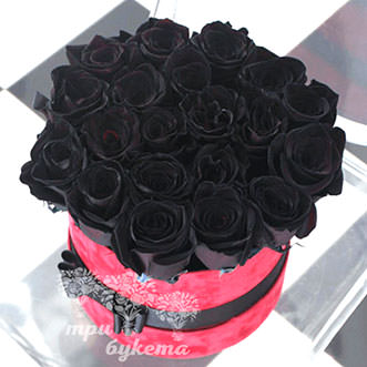 Букет из 21 черной розы в шляпной коробке