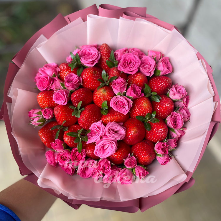Букет из роз и клубники (вид сверху)