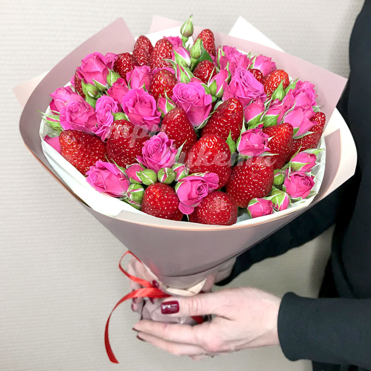Букет из роз и клубники