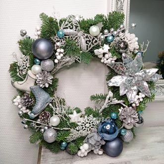 Серебряный рождественский венок