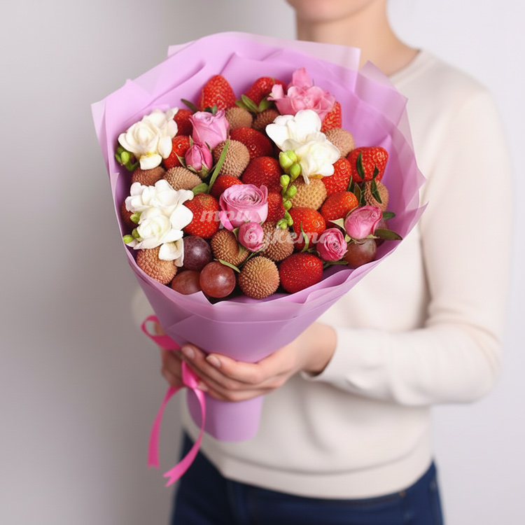 Букет из клубники и фрезии