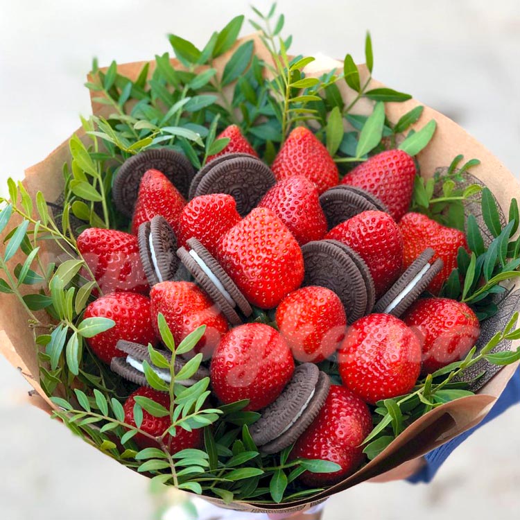 Букет из клубники и печений Oreo (крупный план)