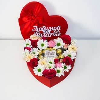 Сердце из роз и хризантем для мамы