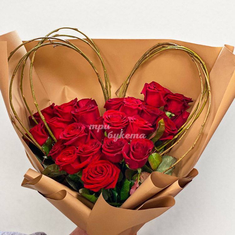 Композиция из 25 красных роз (крупный план)