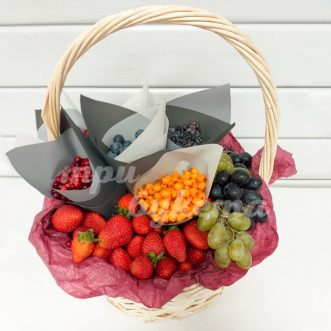 Корзина с клубникой и ягодами