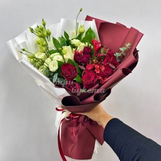 Красно-белый букет цветов