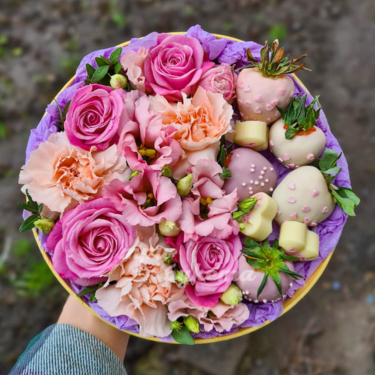 Комп. цветов с клубникой в глазури