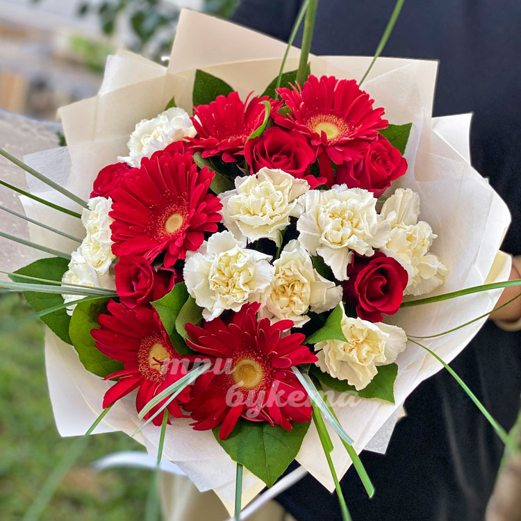 Букет белых гвоздик и красных гербер
