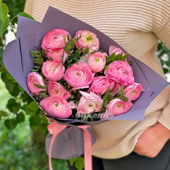 Букет из 15 розовых ранункулюсов