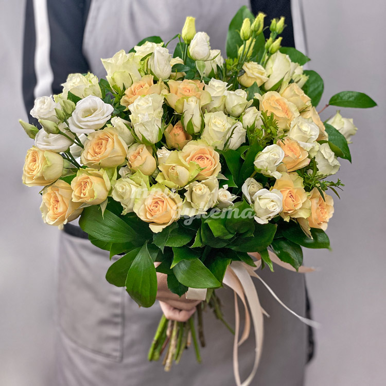 Букет из 40 персиковых и белых роз (букет в руках)