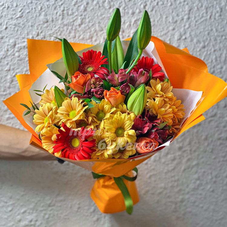 Букет из хризантем, гербер и лилий