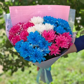 Букет из разноцветных хризантем