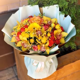 Букет из желтых орхидей, роз и гербер