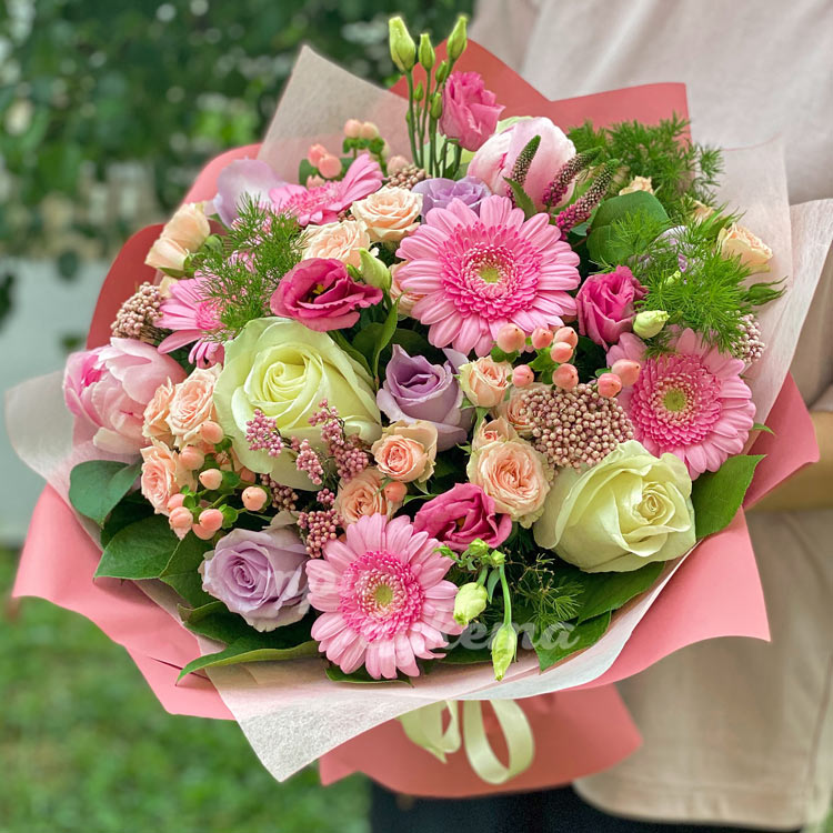 Букет розовых гербер, пионов и роз
