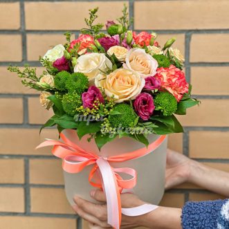 Коробка персиковых роз и зеленых хризантем