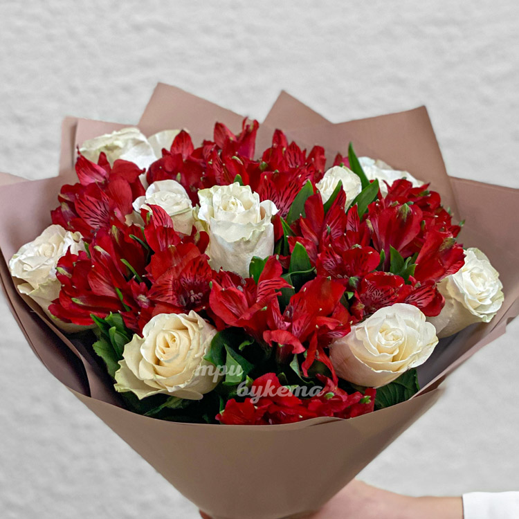 Букет красных альстромерий и белых роз (крупный план)