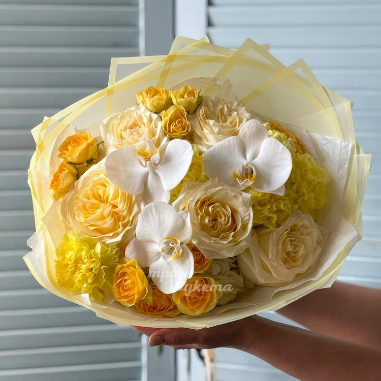 Ярко-желтый букет роз, гвоздик и орхидей (вид сверху)