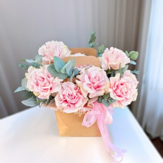 Коробочка с розовыми розами и эвкалиптом Коробочка с розовыми розами и эвкалиптом