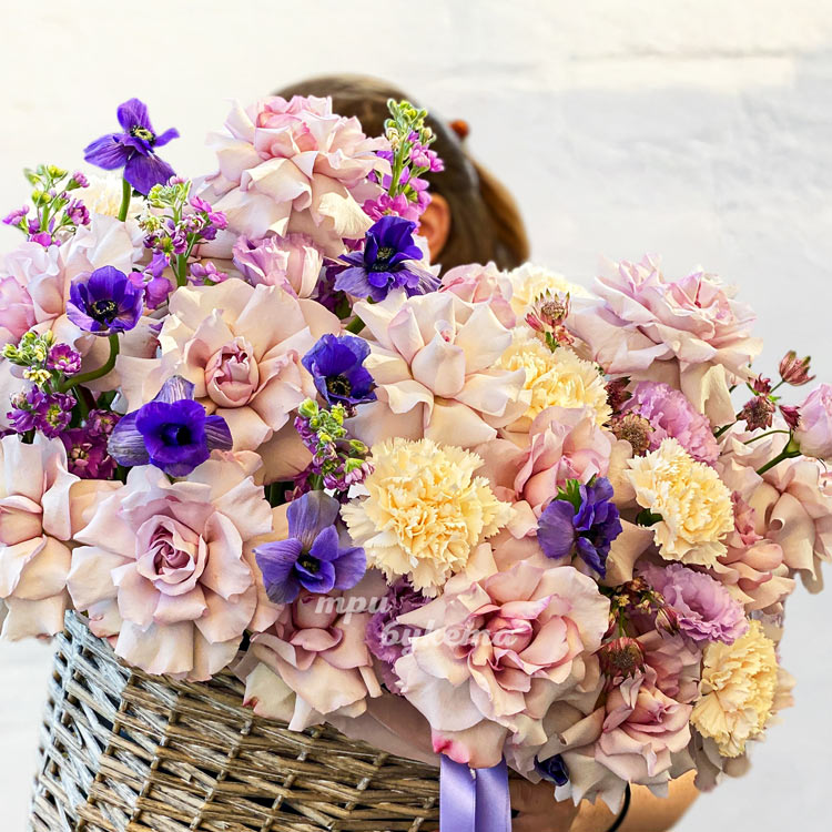 Корзина с розами Мента и анемонами (крупный план)